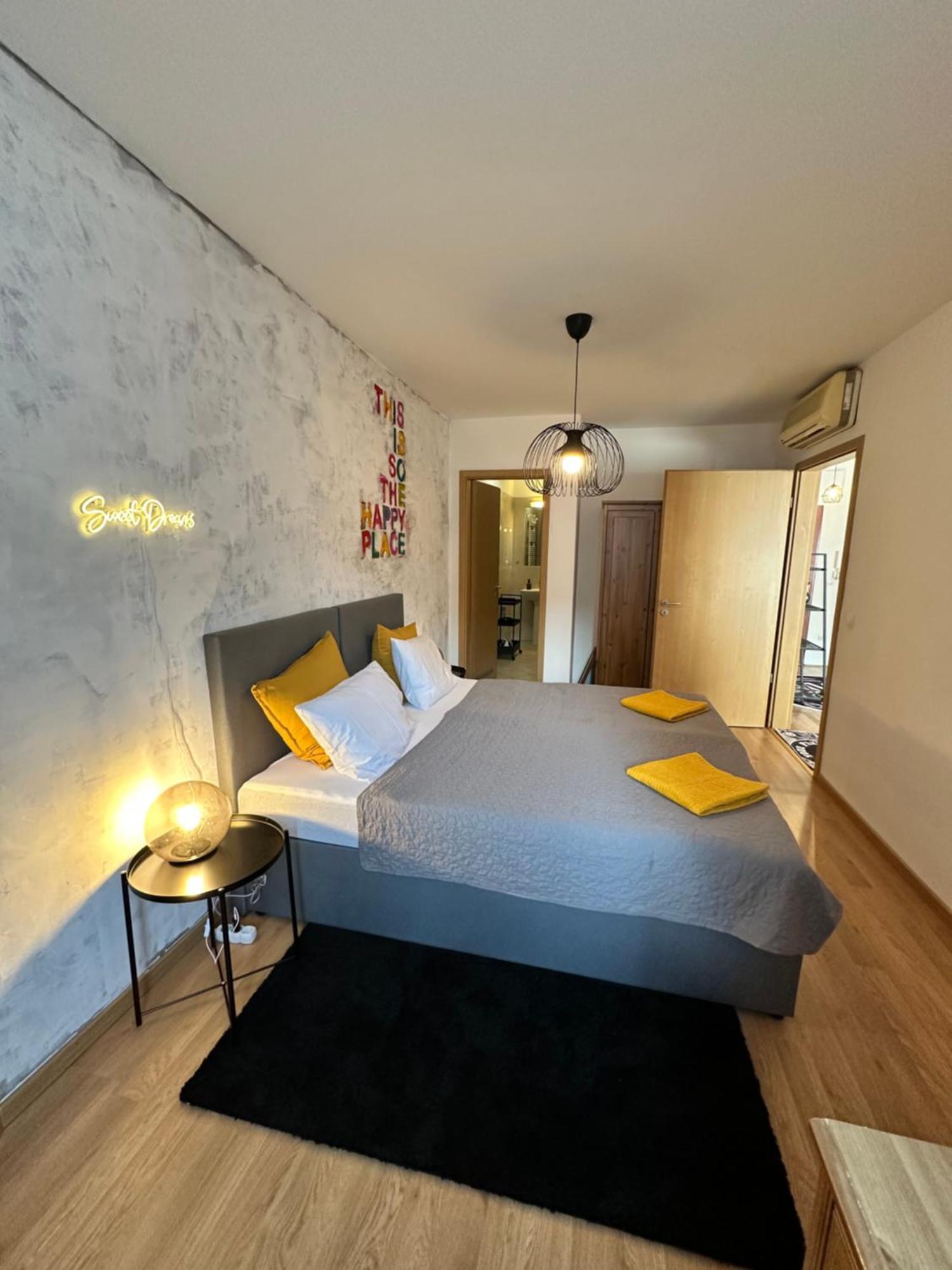 Vinyl Gozsdu Apartament